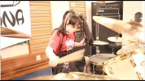 【海外】「本気を出した日本人は手に負えん」激しい洋楽メタルをドラム演奏する日本人の女の子を海外絶賛!