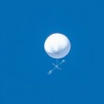 【海外】「見事だ！」医療従事者らに向けて敬意と謝意を示す航空自衛隊「ブルーインパルス」が都内上空を飛行