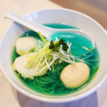 【海外】青いラーメンだと?!東京で食べる事ができる摩訶不思議な青いラーメンに対する海外の反応