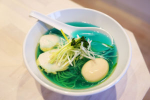 【海外】青いラーメンだと？！東京で食べる事ができる摩訶不思議な青いラーメンに対する海外の反応
