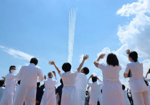 【海外】「見事だ！」医療従事者らに向けて敬意と謝意を示す航空自衛隊「ブルーインパルス」が都内上空を飛行