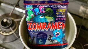 【海外】「日本のラーメンがヤバすぎる」日本の青い不気味なラーメンに海外仰天！