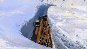 【海外】「本当に日本なの?」「信じられない・・」日本の豪雪地帯の衝撃的な光景に世界が驚愕!
