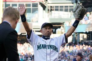 【海外】「イチローが始球式で披露した剛速球がマジでヤバい」「全然衰えてない！」「48歳が投げる球じゃねぇだろw」