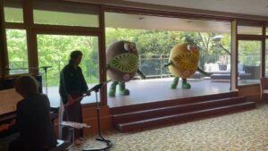 【海外】「誰か日本を止めてくれw」「日本はやはり最高の国だ！」来日中のNZ首相が出席したキウイPRイベントがシュールすぎると海外で話題に