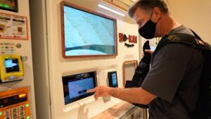 【海外】「クールすぎる」「これはアメリカにも必要だ！」羽田空港にある日本の自動販売機が凄すぎると海外で話題に