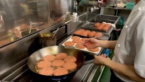 【海外】「日本人は住んでる世界が違う・・」日本一早く提供されるハンバーグ店の神業に海外衝撃！
