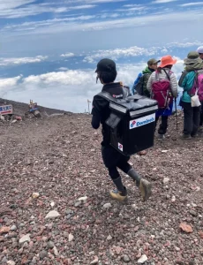 【海外】「誰が注文したんだw」富士山山頂に配達するドミノ配達人が海外で話題に!