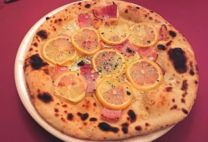 【海外】「意外と美味そう」「日本がまたやりやがったw」魔改造されすぎた日本のピザに海外仰天！