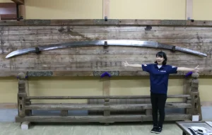 【海外】「デカすぎワロタw」国内最大の日本刀「破邪の御太刀」の実物大レプリカの大きさに海外驚愕!