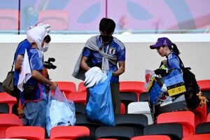 【海外】「日本人は世界の模範となる存在だ」W杯で日本人がゴミを拾う理由を現地メディアが取り上げ大絶賛！