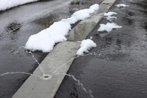 【海外】「日本の雪国ではこうやって道路の雪を溶かしている」→「日本は先に進みすぎw」「うちの国にも欲しい!」
