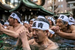 【海外】「クールだ！」日本のとある神社で行われた寒中水浴大会が凄すぎると海外で話題に！