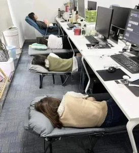 【海外】「日本では仕事中に昼寝をしても解雇されないらしい」