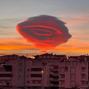 【海外】「エイリアンが出てきそう....」トルコ上空に出現した巨大な怪奇雲に海外も興味津々!