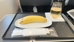 【海外】「ヴィーガン客に提供されたJALの機内食がこちら」→「箸でどうやって食べるんだw」「何も問題ないと思うけど?」