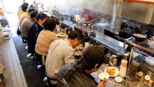 【海外】「大阪の爆盛り町中華を切り盛りする料理人が凄すぎるww」→「なんてスキルだ!」「いつか食べに行きたい!」