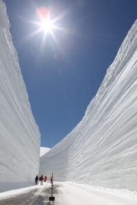 【海外】「マリオカートのコースみたいだw」黒部立山アルペンルートの衝撃的な雪の壁に海外驚愕!