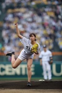 【海外】「日本の美人モデルが始球式で103キロ!」→「すげえぇぇ」「今すぐ彼女と契約しろ」