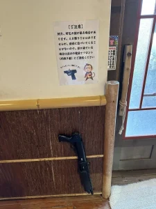 【海外】「とある日本の温泉の女性側だけに銃が設置されてるだけどw」
