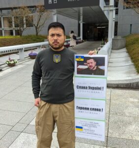 【海外】「本人そっくりだw」京大卒業式のゼレンスキーコスプレが世界中で大反響!