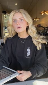 【海外】「天使だ!」「実在するのか?」可愛すぎるアメリカのカフェ店員が海外で話題に!