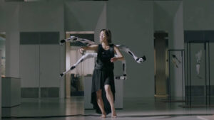 【海外】「不気味だ」「何につかうの?」日本が開発したウェアラブルなロボットアームがヤバすぎると海外で話題に!