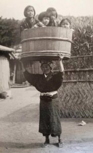 【海外】「ビーストだ！」1900年代の怪力すぎる日本人女性をおさめた写真に海外仰天！