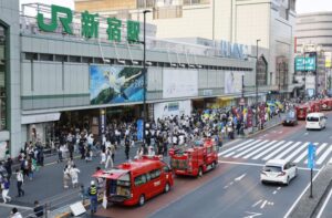 【海外】「バカな奴だ....」山手線で刃物騒ぎ、外国籍の料理人「勤め先から持ち帰った」
