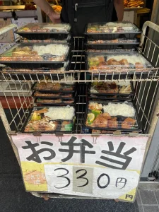 【海外】「すげえ.....」「全部俺によこせ!」日本で販売されている弁当の衝撃価格に海外仰天!
