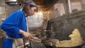 【海外】「美人すぎるw」「絶対に食べに行かなきゃ」美人JD店長が受け継ぐ日本の町中華に海外も興味津々