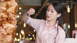 【海外】「恋に落ちちゃったかも....」ケバブバーで働く美人すぎる日本人店員に海外も興味津々!