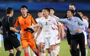 【海外】「敬意の欠片もない」「二度と国際大会に出るな」サッカー北朝鮮代表選手の水強奪&威嚇行為が世界中で批判殺到