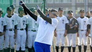 【海外】「なんて美しいスイングだ！」50歳イチローの衝撃の窓破壊弾に米驚愕！