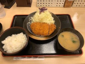 【海外】「日本へ移住しなければ...」3.3ドルで食べることができる日本のとんかつ定食が羨ましすぎると海外で話題に!