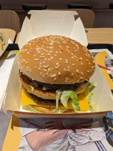 【海外】「アメリカとはあまりにも違うw」「なんて美味そうなんだ!」日本のビッグマックに海外仰天!
