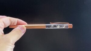 【海外】「日本はヤバすぎるw」生きた寄生虫入りのボールペンが海外で話題に！