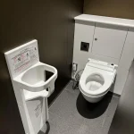 【海外】「アメリカにも導入すべきだ!」赤ちゃん用の椅子がついている日本のトイレに海外が感動!
