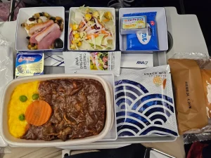【海外】「笑うしかないw」ANAとユナイテッド航空のエコノミー機内食の違いに海外仰天!