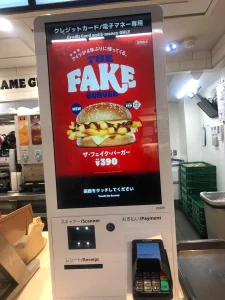 【海外】「イギリス料理はヤバい」4年ぶり復活バーガーキングの”フェイクバーガー”が海外で話題に!