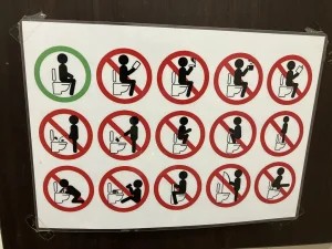 【海外】「日本の公衆トイレにある注意書きがヤバすぎるのだがw」