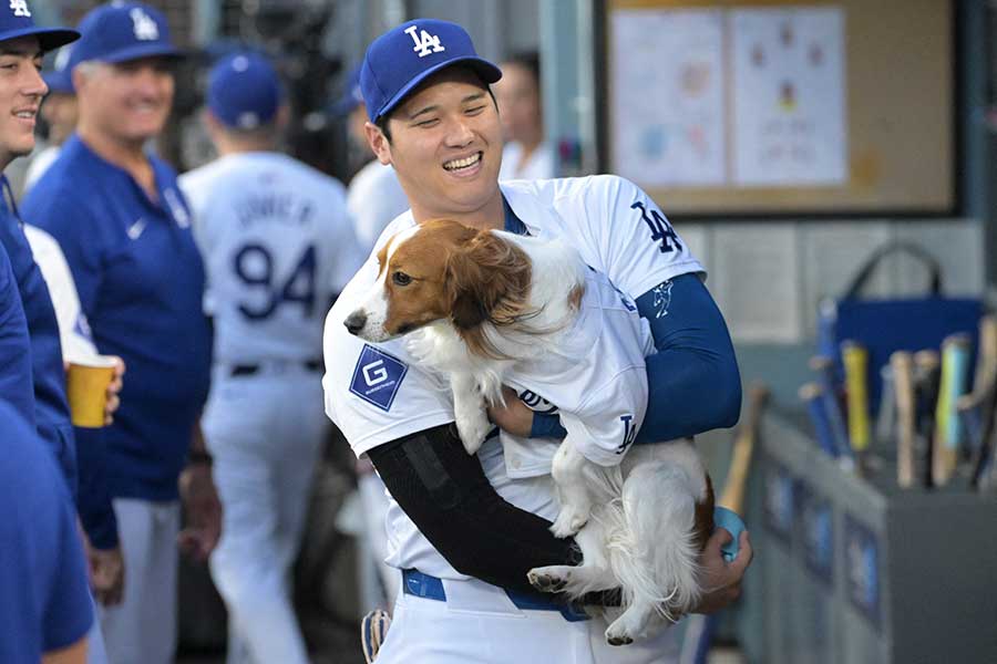 【海外】「なんてキュートなんだ!」大谷翔平の愛犬デコピンの始球式が可愛すぎると話題に!