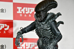 【海外】「日本人が本気でエイリアンのコスプレをするとこうなる」→「本物より怖いw」「誰か日本を止めてくれ」