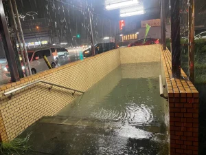 【海外】「日本の洪水は別次元」水没した日本の地下道に海外が驚愕!