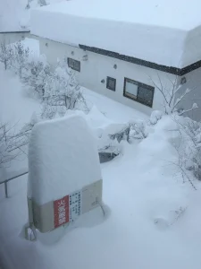 【海外】「なんて悪夢だ」北海道の積雪量に海外が驚愕!