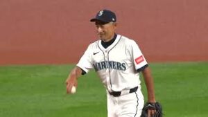 【海外】「今でもプレーできるでしょ」イチロー(51歳)の始球式に海外ファン衝撃!