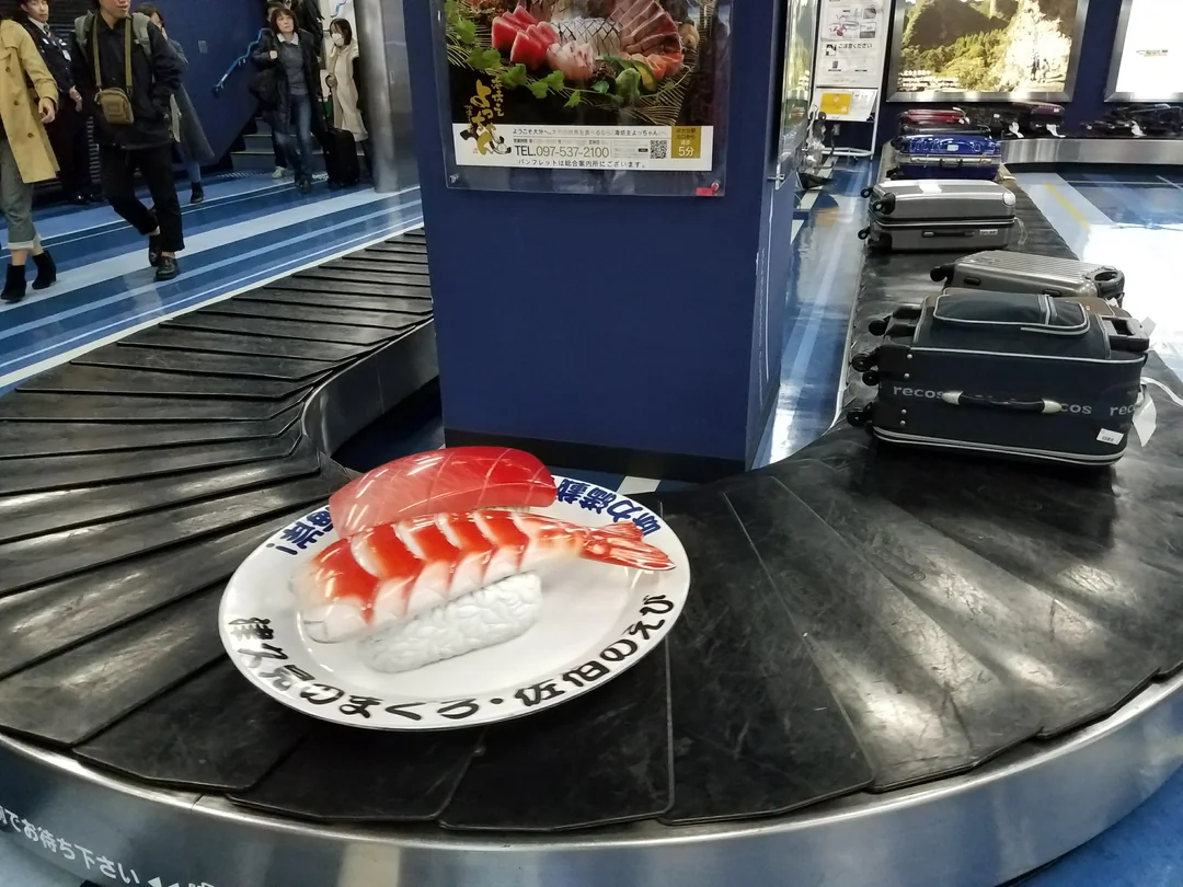 【海外】「なんで日本の空港はこんなにキュートなんだ?」手荷物レーンにお寿司が流れる大分空港が話題に!