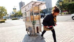 【海外】「なんて素敵な女性だ」リヤカーでおにぎり売る美人お姉さんに海外も興味津々!