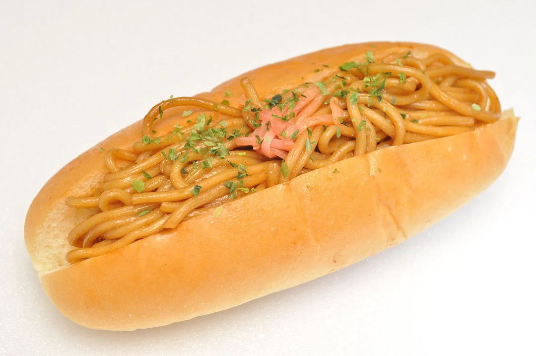 【海外】「これマジでウマいぞ!」焼きそばパンとかいう日本の炭水化物過多料理に海外も興味津々!