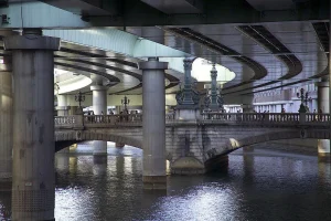 【海外】「エンジニアリングの偉業だ」高速道路に覆い隠された日本橋の歴史的橋梁が美しすぎると話題に!